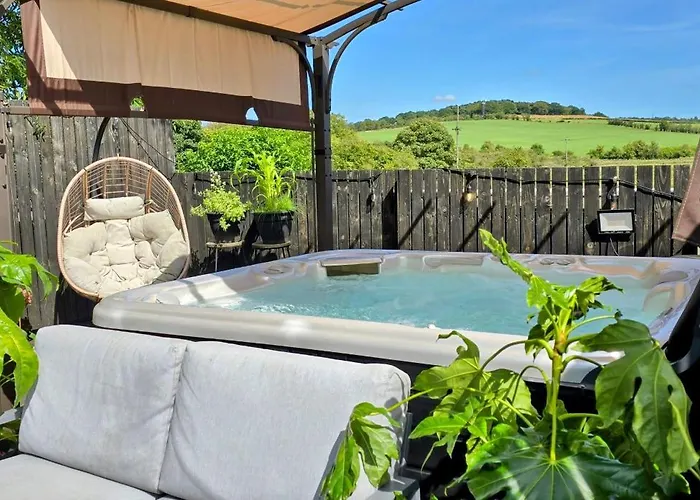The Green Monkey Lux Suite At The Grumpy Schnauzer B&B Private Hot Tub, Gym, Breakfast, Stunning!
